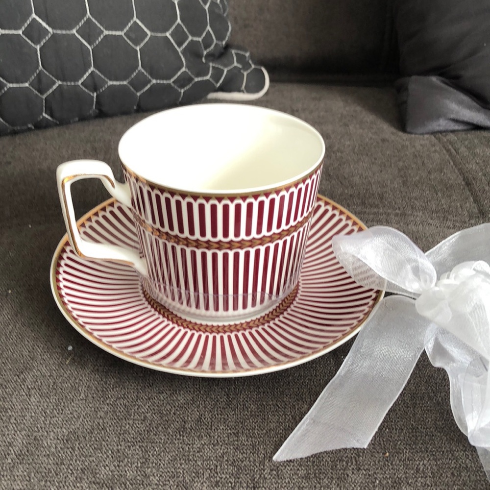 2 Graces teaware tea cup burgundy, White & gold